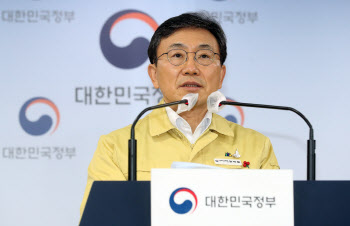 정부, 1만명 확진 대응 병상 확보 나서…'소잃고 외양간 고치기' 비판도