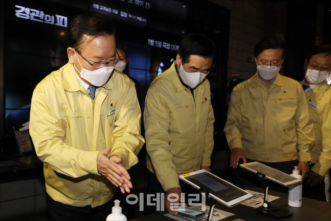 [포토]영화관 현장 점검에 앞서 손소독하는 김부겸 총리