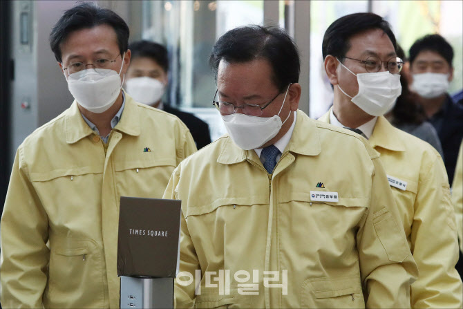 [포토]다중이용시설 입장하며 QR체크인하는 김부겸 국무총리