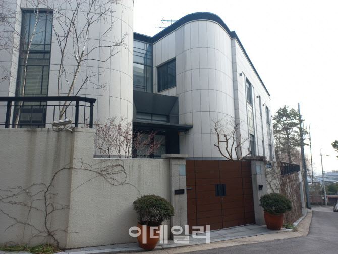 [단독]이중근 부영 회장, 성북동 88억 단독주택 매입