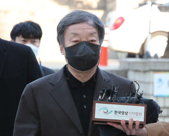 검찰, '브로커 의혹' 윤우진 구속기소…청탁 대상자 수사 확대 전망