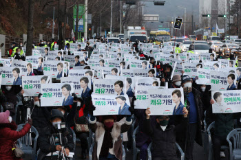 "박근혜 사면 환영"… 크리스마스 이브에도 지지자들 몰려