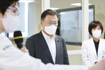 성탄 전날 병원 찾은 文대통령 “병상확보 도움 감사하다”
