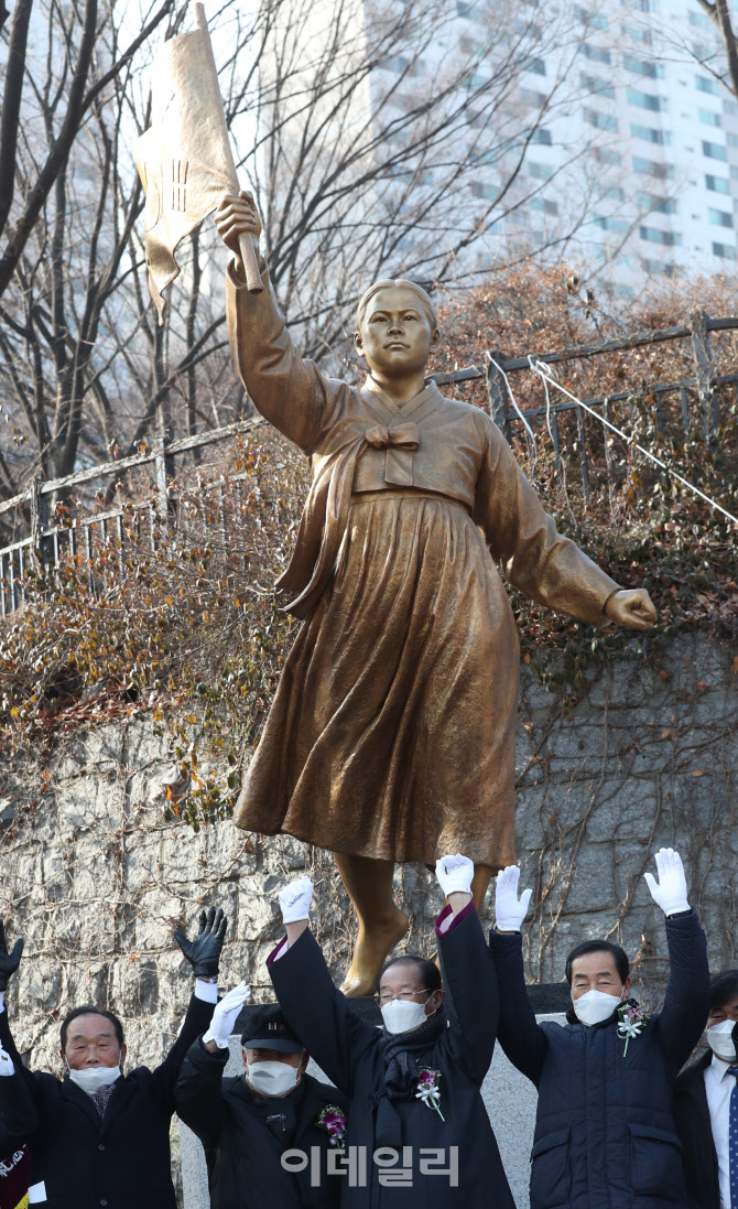 [포토] 유관순 동상 앞 대한독립만세