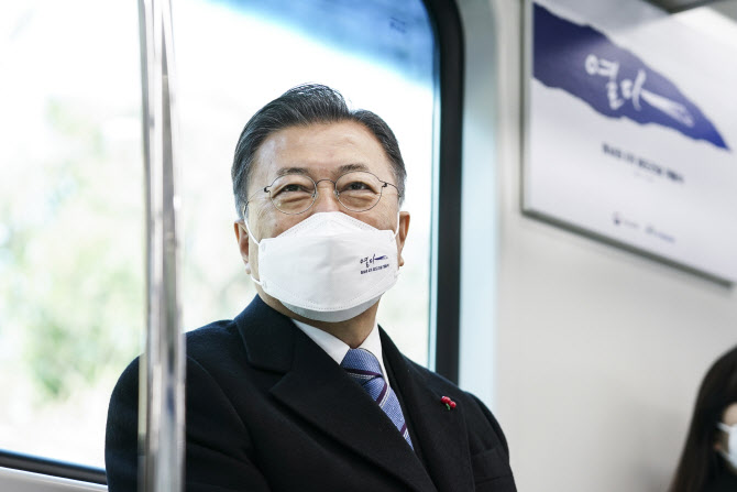 文대통령 "나는 곧 돌아올 사람…가덕도신공항·대구통합공항 힘 모아달라"