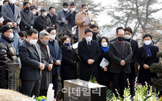 [포토]이재명, '고 김근태 10주기 추모행사 참석'