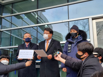 "'北피격 공무원' 청와대 자료 文 퇴임 전 열람해야"…유족, 가처분 신청