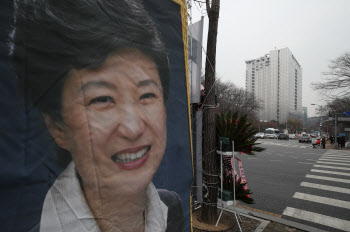 박근혜, 내일 0시 석방…퇴원 후 거처는 '아직'