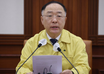 홍남기 “소상공인 위기 극복 더 어려워져…중층적 지원 추진”(상보)