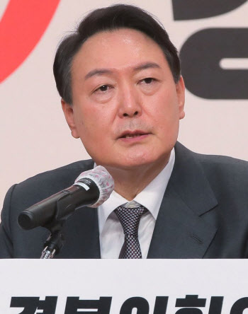 "토론하자" 이재명에…윤석열 "내가 바보인가? 같잖다"