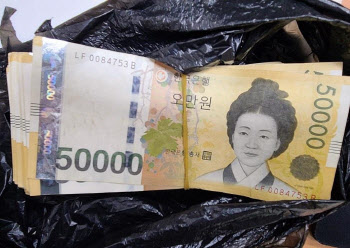 검은 비닐봉투에 5만원권 200장 내민 노인 "폐지 팔았는데…"
