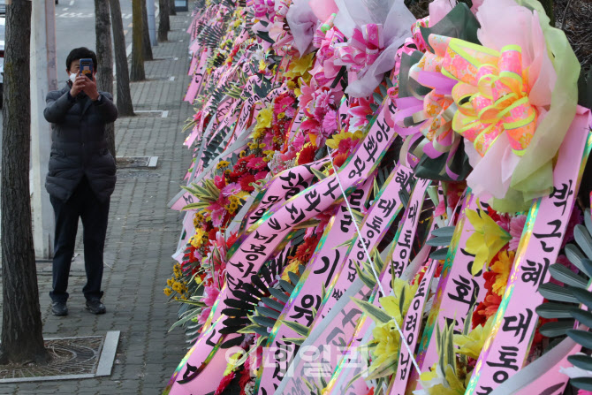 [포토]박근혜 전 대통령 신년 특별사면, 병원 앞 화환