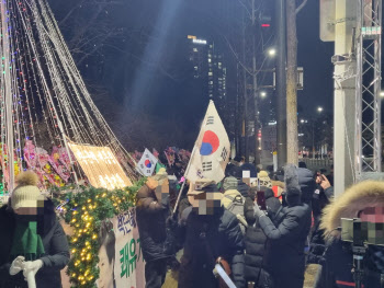 “이젠 꽃길만” 박근혜 석방 맞는 지지자들, 강추위 속 화환 행렬