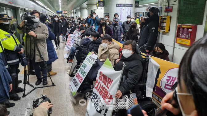 교통약자법 개정안 통과됐지만…장애인 단체, 새해에도 지하철 기습 시위