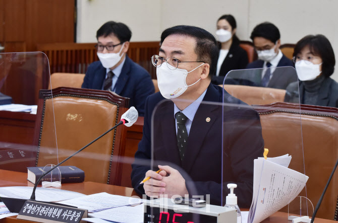 [포토]질의에 답하는 김세환 중앙선관위 사무총장