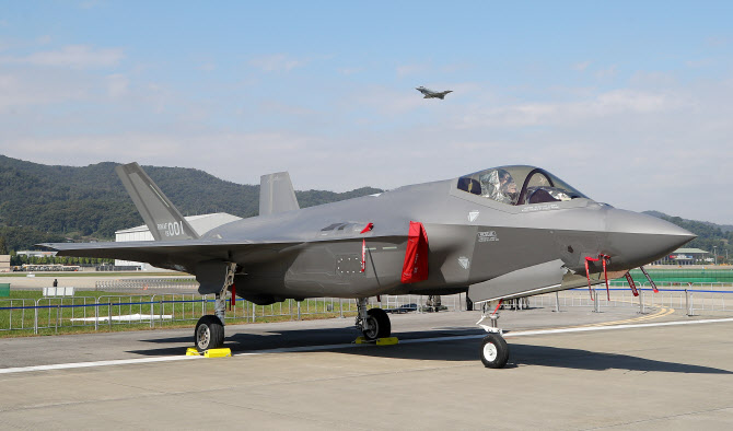 최신예 전투기 F-35A 1대 훈련 중 비상착륙…기체 이상