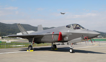 공군 스텔스기 F-35A 1대 훈련 중 비상착륙…기체 이상(종합)