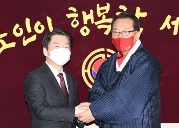 '러브콜 쇄도에도 대선완주' 안철수 “이재명 이겨 정권교체 주역”(종합)