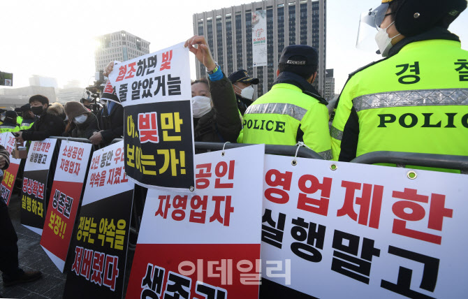살기위해 싸우는 자영업자…삭발식·집단소송·점등시위까지