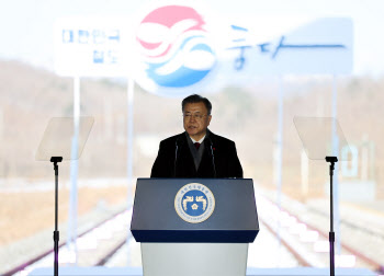 文대통령 “동해선은 경제철도, 北관광협력 기반 마련”
