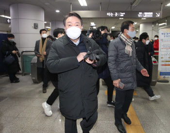 윤석열 '지옥철' 타고 출근…이준석 "큰 변화의 시작"
