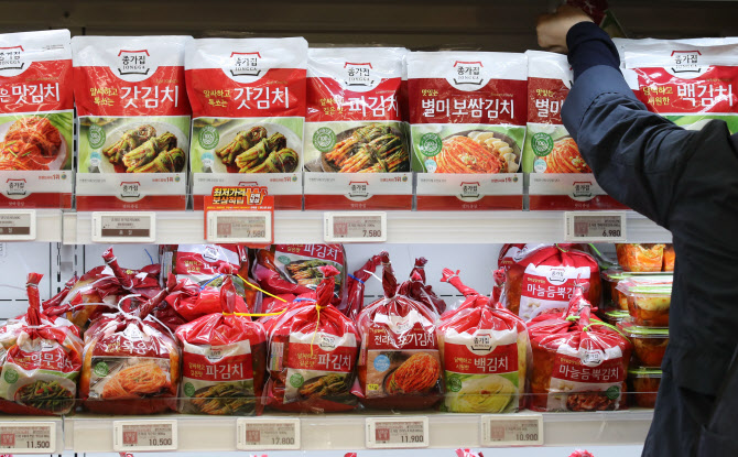 K-푸드 열풍에 코로나19 속 건강식품 인기…세계로 뻗는 김치