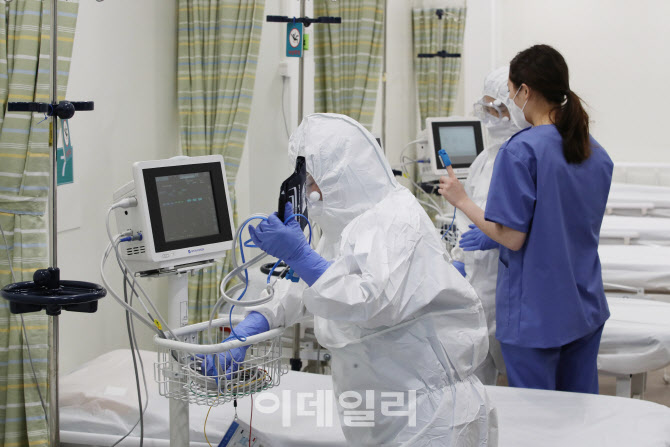 남아공 연구진 “오미크론, 코로나19 팬데믹 종식 전조”