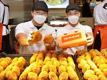 롯데百, 강릉 맛집 '수제 어묵 고로케' 팝업스토어 개점