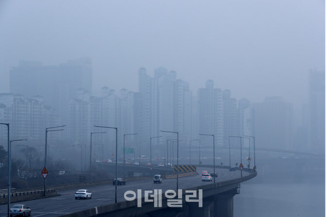[포토]미세먼지 공습에 뿌연 하늘…새해 첫 '비상저감조치'
