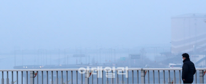 [포토]미세먼지 공습에 뿌연 하늘