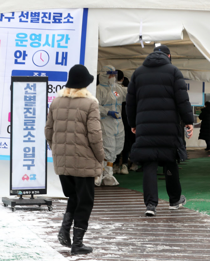 서울 신규 확진 900명대...활동량 많은 20·30대 확진자 늘어