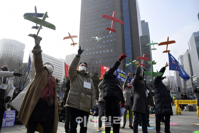 [포토]종이 비행기 날리는 여행업 종사자들
