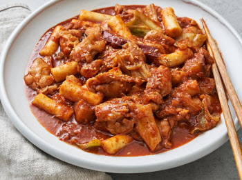 전통주 '홈술' 안주 1위는 '닭갈비 떡볶이'