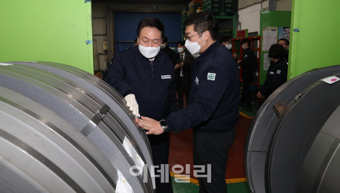 [포토]공장 현장 둘러보는 윤석열 대선 후보