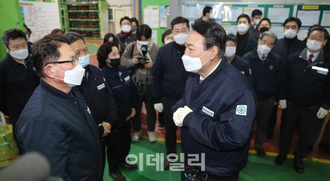 [포토]윤석열 국민의힘 대선 후보, 현장근로자들과 대화