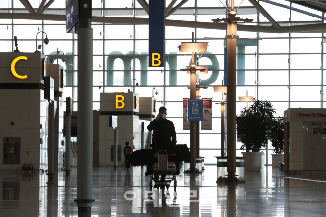 [포토]'코로나19 변이' 오미크론 발생으로 다시 한산해진 공항