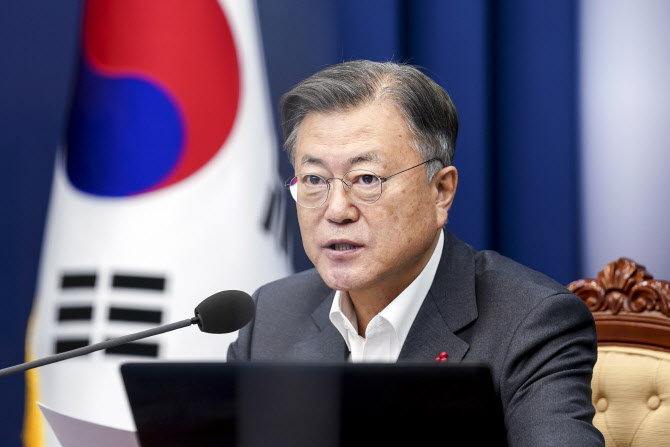 文대통령 “코로나 감염에서 중증 예방으로 대응 전환”