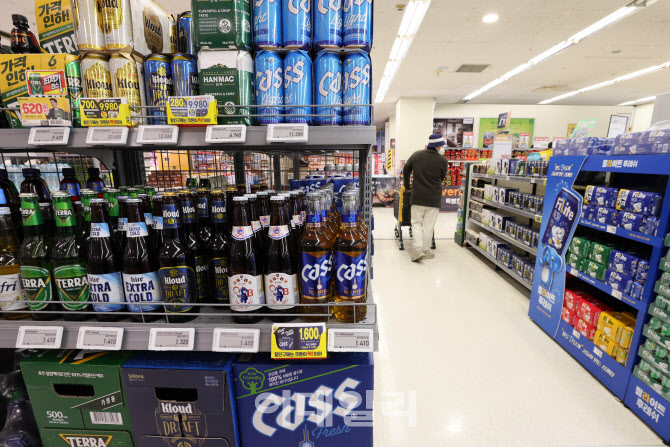 [포토]세금·원자잿값 인상…맥주값 가격 변동 일어날까?