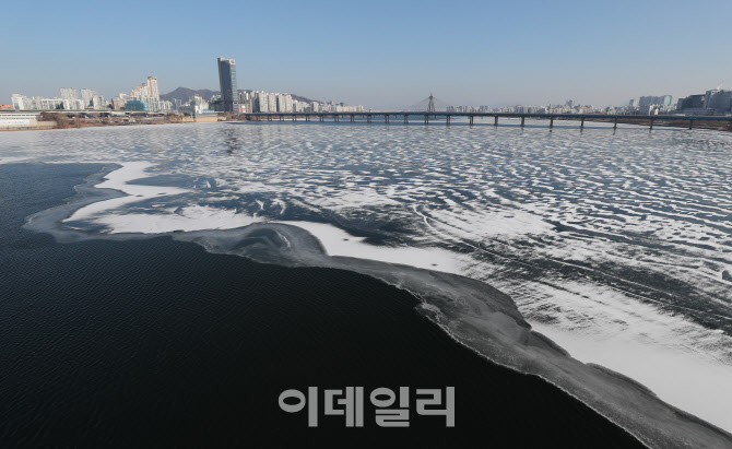 [포토]한파특보에 꽁꽁