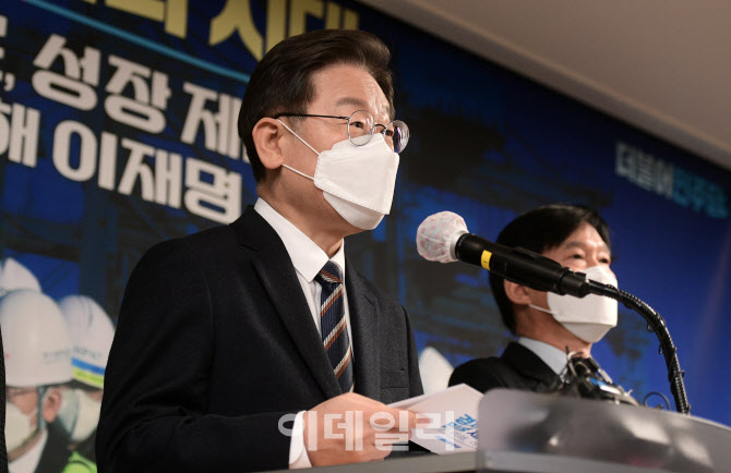 [포토]이재명, 산업 수출 관련 공약 발표