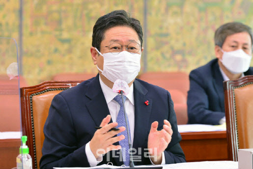 황희 문체부 장관, 코로나19 확진자 접촉…공식일정 불참