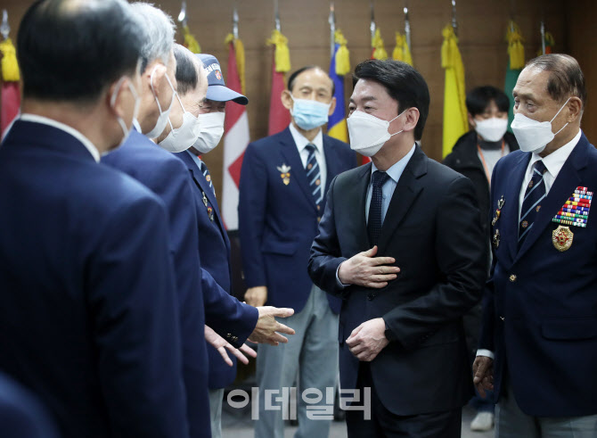 [포토]안철수, '저도 해군 장교로 군대 다녀왔습니다'
