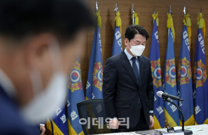 [포토]순직한 F-5E 전투기 조종사 추모하는 안철수 후보