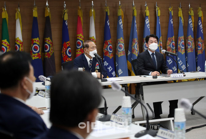 [포토]대한민국재향군인회 찾아 인사말하는 안철수
