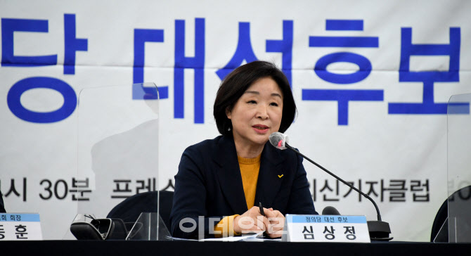 [포토]한국기자협회 초청 토론에서 질의에 답하는 심상정