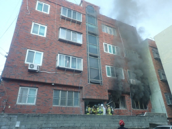 부산 해운대구 빌라서 화재…1명 사망·2명 부상