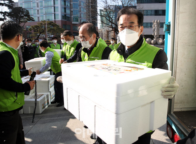 [포토] 꾸러미 배송하는 이성희 농협회장