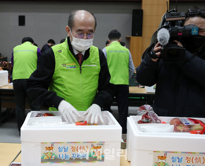 [포토] 설 꾸러미 제작하는 유찬형 농협 부회장