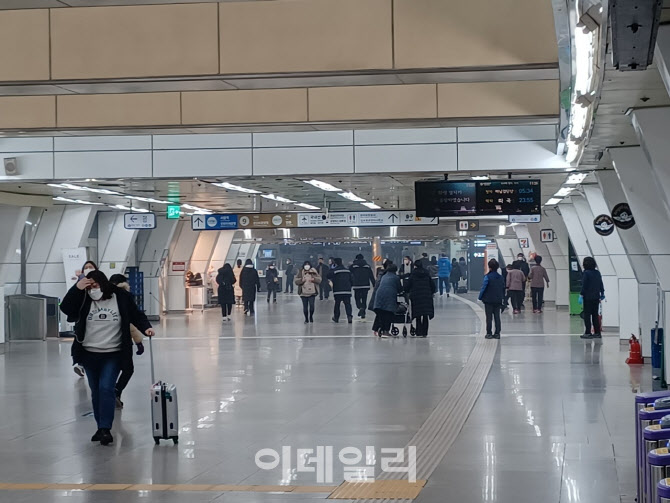 ‘연기 발생’ 김포공항역, 전철 운행 재개(상보)