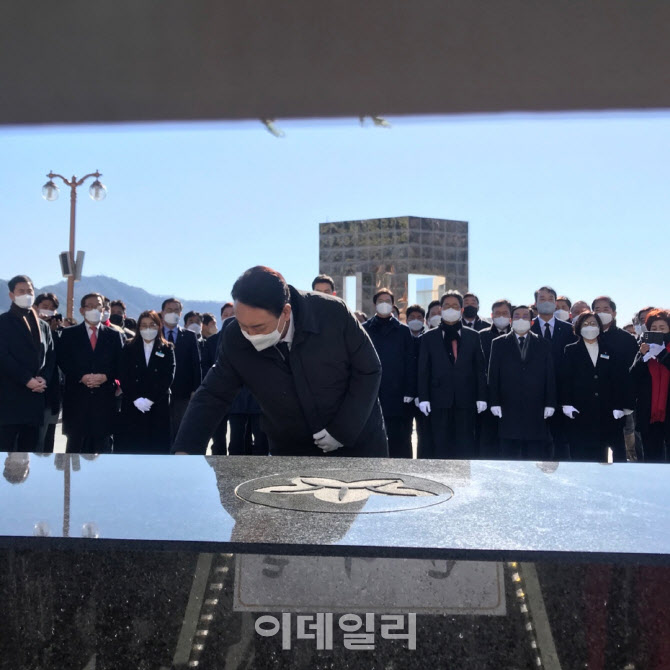 3·15민주묘지 찾은 윤석열 "반드시 정권교체…자유민주주의 돌려드릴 것"